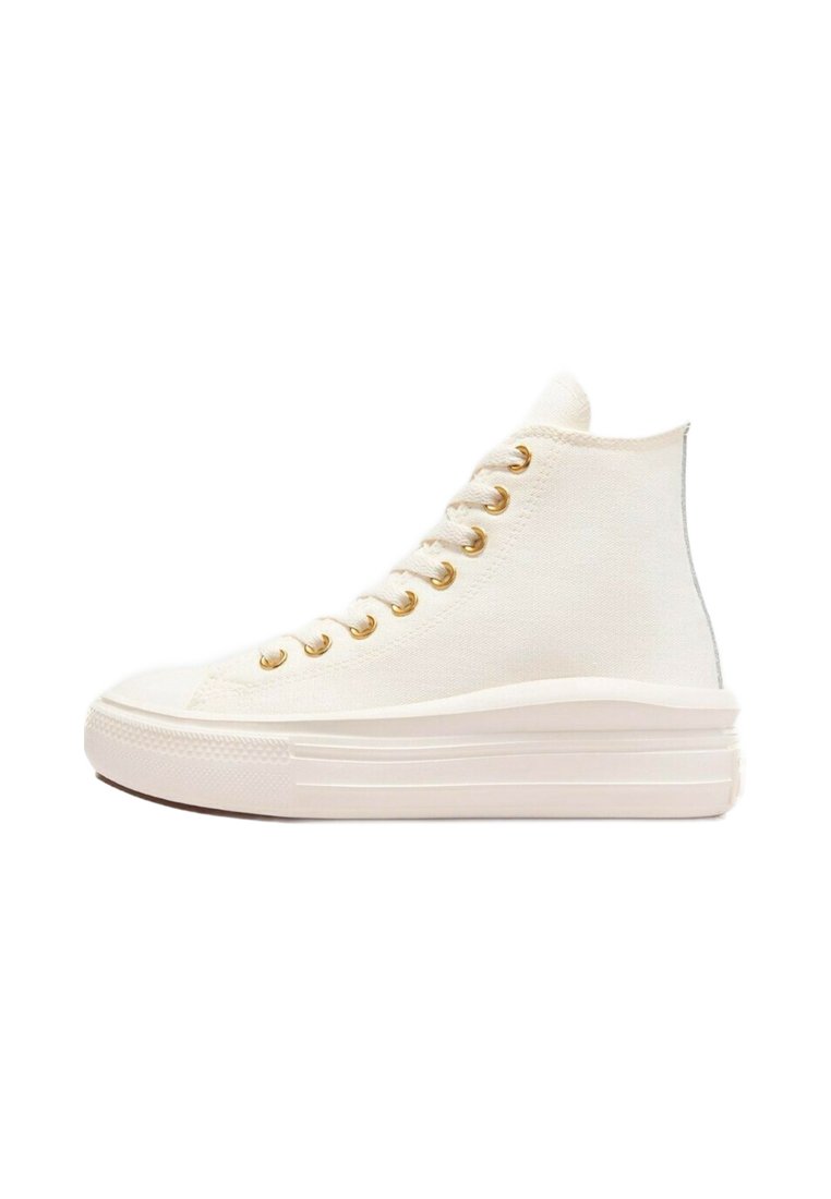 Zapatillas altas de lona blanca con suela gruesa blanca, ojales dorados y textura suave; cuentan con una puntera redondeada y un diseño minimalista.