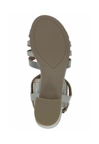 Plochá sandál s béžovou gumovou podrážkou a nastavitelnými šedými popruhy. Má textura na povrchu a zakřivený tvar pro podporu nohy.