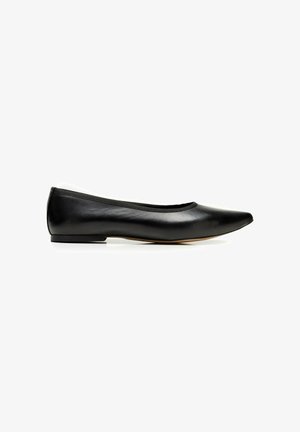 Ballet flat nera in pelle con punta affilata, design minimalista, bordo superiore elasticizzato e suola bassa e piatta. Texture liscia.