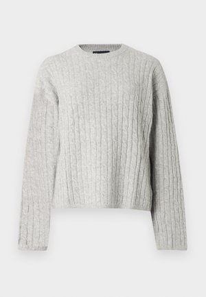 Halli kootud kampsun, millel on kaablimuster, soonikuga ümarsärk ja pikad varrukad. Tekstuur on pehme, erinevates halli toonides.