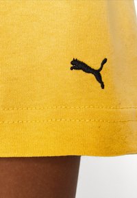 Puma NJR TEE - T-shirts med print - mimosa