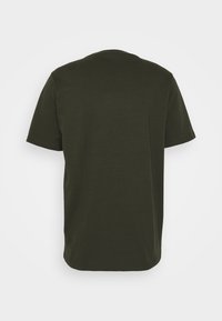 Mörk olivgrön t-shirt med korta ärmar, rund hals och en jämn, matt bomullstextur. Enfärgad baksida utan tryck eller utsmyckningar.
