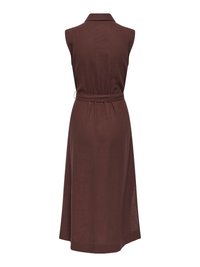 Varrukateta pruun midi kleit kraega ja sobiva kangast vööga, nähtuna tagantvalgel taustal.