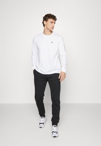 Champion LONG SLEEVE - Topper langermet - white