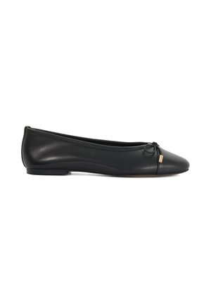 Ballerine plate en cuir noir avec un petit nœud et un détail doré à l'extrémité, dotée d’un petit talon et d’une forme arrondie à l'avant.