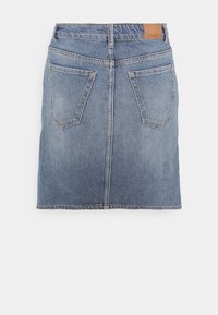 Vaate denimhame vaaleansinisessä sävyssä, jossa on tiukka vyötärö, kaksi takataskua ja näkyvät saumat. Suora leikkaus, joka ulottuu puoliväliin reitä.