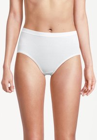 Weiße Baumwoll-Höschenträger mit hoher Taille, einer glatten Textur und elastischem Bund, auf einem neutralen Hintergrund präsentiert.