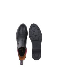 Stivaletti in pelle nera con punta rotonda, cuciture decorative, fodera bordeaux e suola in gomma testurizzata con un motivo a cuore.