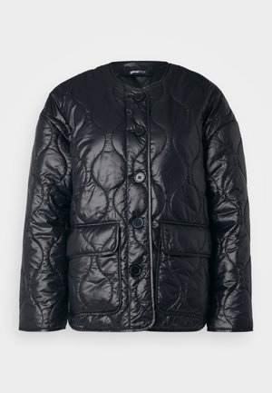 Jachetă căptușită neagră, cu un model matlasat, având guler rotund, închidere cu butoane, două buzunare frontale �și un finisaj lucios pentru un plus de textură.