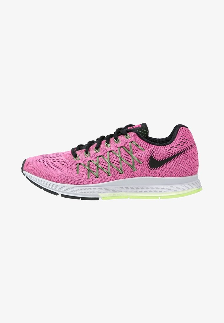 Scarpa da corsa Nike rosa con lacci neri, logo swoosh nero, intersuola bianca e accenti di suola verde chiaro, vista laterale su sfondo bianco.