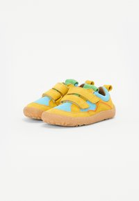 Baskets légères jaunes et bleues en mesh et daim, avec deux sangles Velcro ajustables et une semelle en caoutchouc.