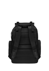 Sac à dos noir avec panneau arrière en mesh rembourré, bretelles ajustables, textures contrastées et plusieurs compartiments zippés.