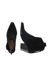 Stivaletti neri in suede con punta affusolata e tacco a blocco. Presentano una cinghia alla caviglia e una chiusura con zip sul retro per facilitare l'indossamento.