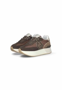 Sneaker in suede e mesh marrone con suola platform bianca, dotate di un logo decorativo e dettagli testurizzati sul tallone.