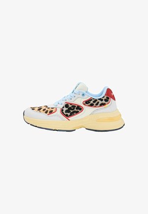 Low-Top-Sneaker mit Leopardenmuster-Paneelen, hellblauen Schnürsenkeln, cremefarbener Sohle und rotem Fersen-Detail auf weißem Hintergrund.
