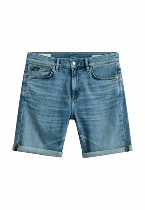 Shorts en denim bleu clair avec revers roulés, bouton à l'avant, fermeture éclair et design à cinq poches.