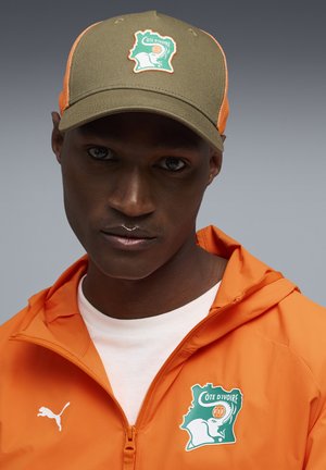 Puma, ELFENBEINKÜSTE TRUCKER CAP UNISEX - Caps - loden green-melon glow
