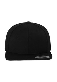 Fekete snapback sapka lapos vízhatlan brimmel, texturált anyagból készült. Középen gomb található, oldalt pedig szellőzőnyílásokkal rendelkezik.