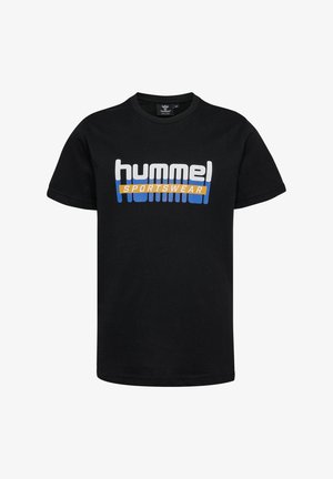 Sort bomulds T-shirt med et stort hvidt og blåt "hummel"-logo med tekst i gul "SPORTSWEAR" nedenfor, rund hals, korte ærmer.