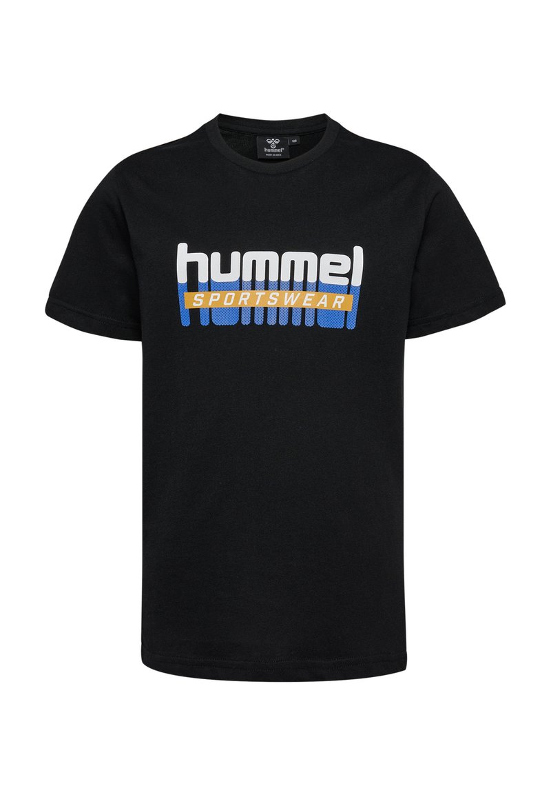 Sort bomulds T-shirt med et stort hvidt og blåt "hummel"-logo med tekst i gul "SPORTSWEAR" nedenfor, rund hals, korte ærmer.