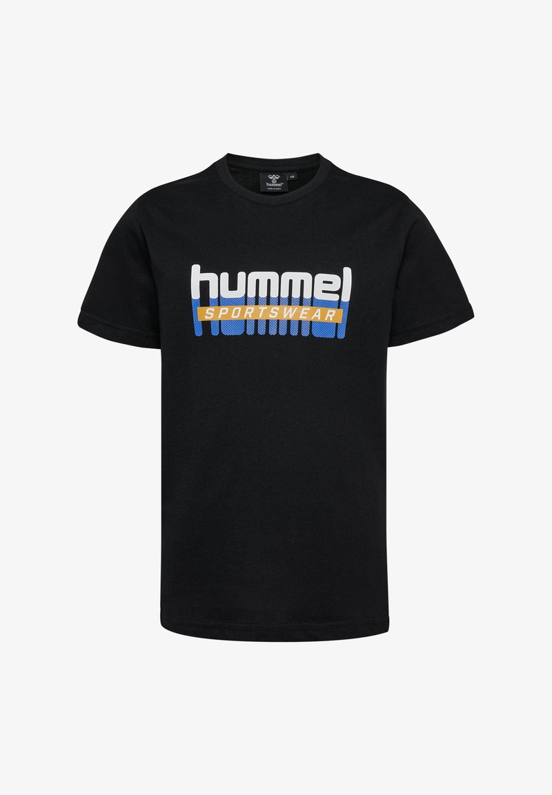 Sort bomulds T-shirt med et stort hvidt og blåt "hummel"-logo med tekst i gul "SPORTSWEAR" nedenfor, rund hals, korte ærmer.