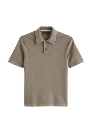 Beżowa koszulka polo z krótkim rękawem, dwoma guzikami, kołnierzykiem typu spread i subtelnym haftowanym logo na lewej piersi.