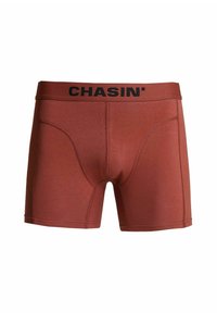 Bordeauxrote Boxershorts mit einem schwarzen Bund, auf dem das „CHASIN'“-Logo zu sehen ist. Hergestellt aus einem glatten, dehnbaren Material mit einer taillierten Passform.