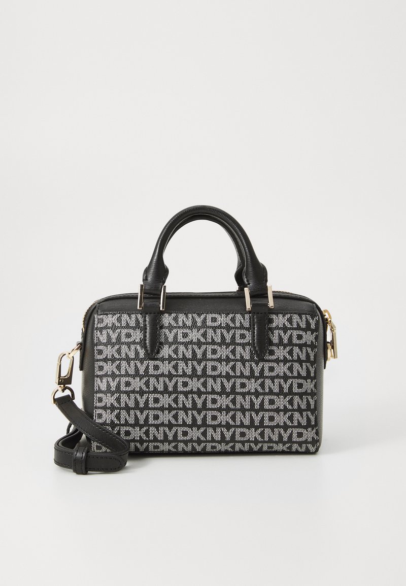 Bolsa de mão em padrão preto e branco com alças superiores, fecho de zíper e alça de ombro ajustável. Apresenta um design de logotipo e detalhes em metal dourado.