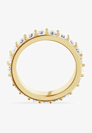 Bague en or ornée d'un rang continu de pierres précieuses rondes et transparentes serties dans des griffes, mettant en avant un anneau intérieur lisse et poli.