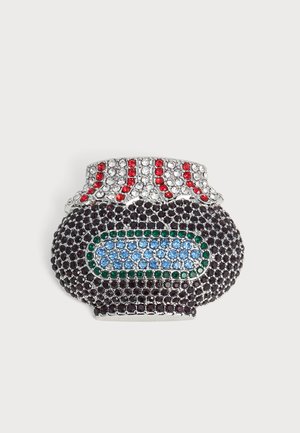 Broche ovale ornée de strass rouges, clairs, noirs, verts et bleus, disposés en motif rayé et ovale sur une base argentée.