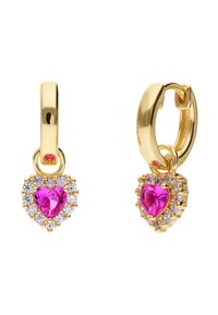 Gouden creolen met hartvormige roze edelstenen, omringd door heldere strass-steentjes. Het ontwerp heeft een gepolijste afwerking en gestructureerde accenten.