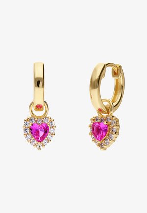 Gouden creolen met hartvormige roze edelstenen, omringd door heldere strass-steentjes. Het ontwerp heeft een gepolijste afwerking en gestructureerde accenten.