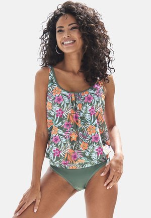 Blumiges Tankini mit mehrfarbigen rosa, orangen und grünen Blumenmustern. Einfarbiger grüner Bikinislip. Weicher Stoff, lockere Passform, ärmelloses Design.