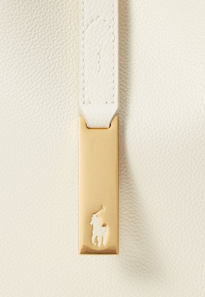 Λευκό δερμάτινο λουρί με υφή, διαθέτει χρυσό κούμπωμα με λεπτομέρεια εγχάραξης του λογότυπου, κομψό ορθογώνιο σχήμα και γυαλιστερή φινίρισμα.