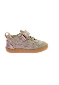 Scarpa in suede beige con cinturino in velcro e lacci elastici. Punta arrotondata e suola in gomma con una leggera tonalità marrone. Dettagli di cucitura sottili.