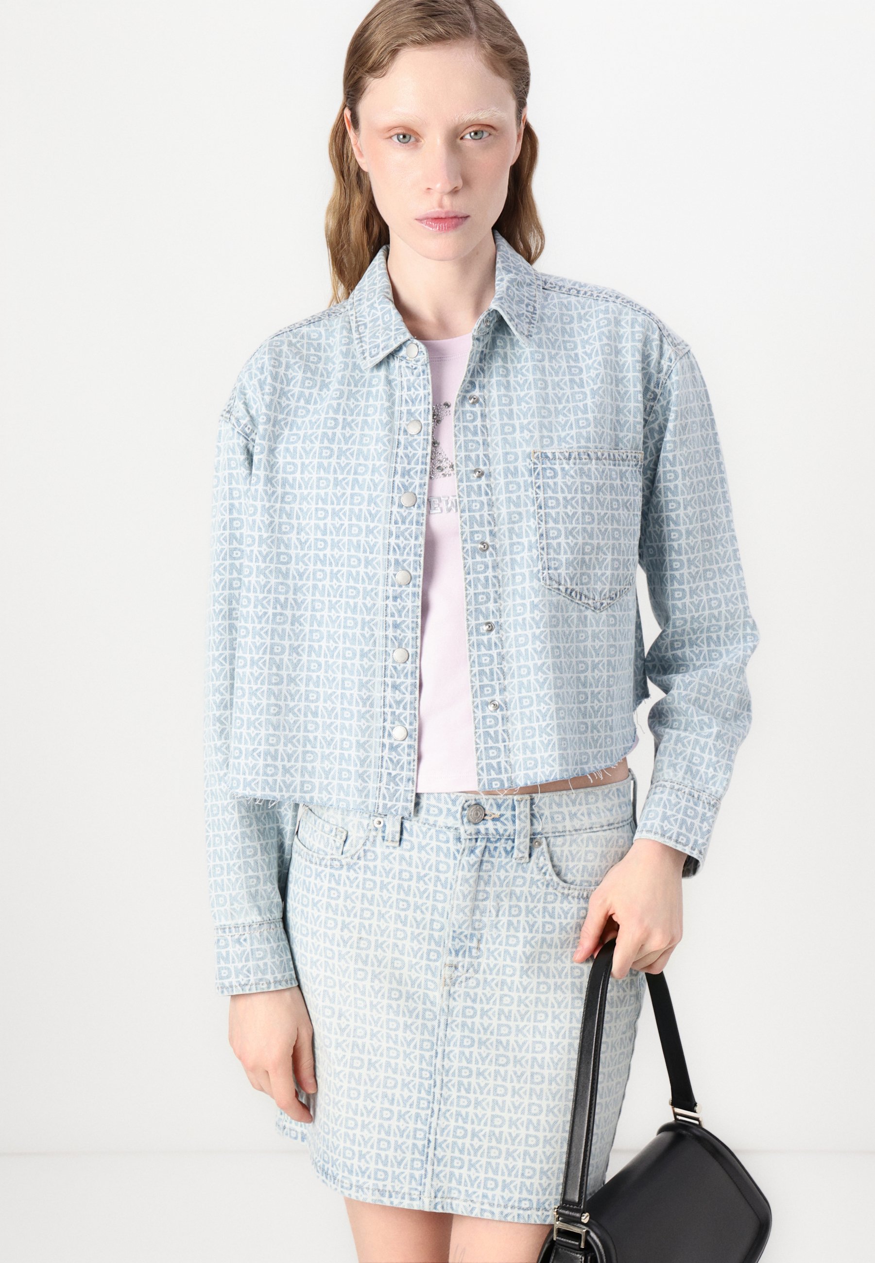 売れ筋商品|||ダナ キャラン ニューヨーク シャツ レディース トップス CROPPED DROP SHOULDER LOGO SHIRT WITH RAZOR CUTHEM - Button-down blouse - blue denim DKNY CROPPED DROP SHOULDER LOGO SHIRT WITH RAZOR CUTHEM