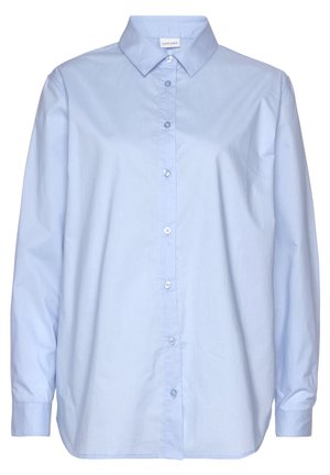 Camisa azul claro de manga larga con botones, con cuello puntiagudo y botones delanteros, hecha de tela lisa, sin patrones o diseños visibles.
