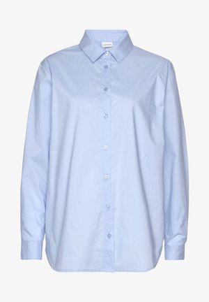 Camisa azul claro de manga larga con botones, con cuello puntiagudo y botones delanteros, hecha de tela lisa, sin patrones o diseños visibles.