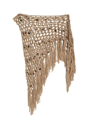 Châle triangulaire marron au crochet avec franges le long des bords et petites paillettes brillantes tissées dans le motif, présenté à plat sur fond blanc.