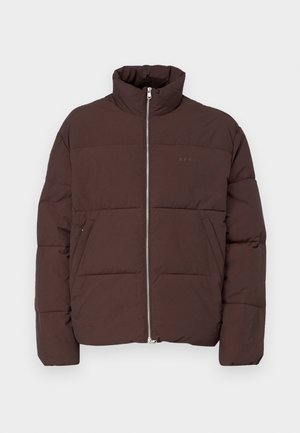 Braune Pufferjacke mit hohem Kragen, vorderem Reißverschluss und zwei seitlichen Taschen. Besitzt ein gestepptes Design und ein dezentes Logo-Detail.