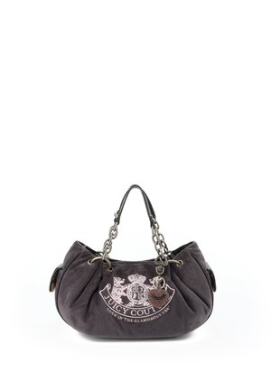 Borsa Juicy Couture in suede grigio scuro con manici a catena d'argento, stampa con stemma del logo e ciondolo a forma di cuore appeso a un manico.