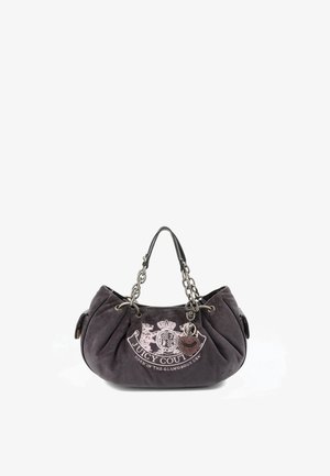 Dunkelgraue Wildlederhandtasche von Juicy Couture mit silbernen Kettenhenkeln, Logo-Wappenmuster und einem herzförmigen Anhänger, der an einem Henkel hängt.