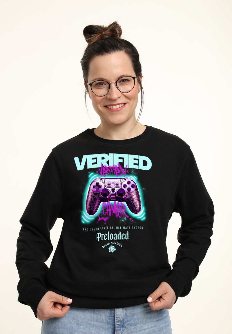 Schwarzer Sweatshirt mit einem lebhaften Grafik eines Gamecontrollers, dem Text "VERIFIZIERTER SPIELER" und leuchtend lila und türkisfarbenen Akzenten.