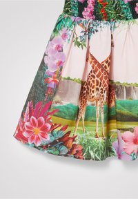 Buntes Kleid mit einer Mischung aus Blumenmustern und einem Giraffenprint. Hergestellt aus weichem Stoff mit einem gerafften Oberteil und einem sanft auslaufenden Rock.