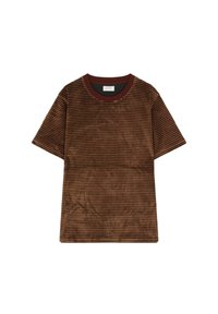 Brunstribet T-shirt med korte ærmer, der har en maroon rund halsudskæring. Blød tekstur med vandrette striber i forskellige nuancer af brun.