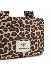 Beige handtas met tijgerprint en bruine accenten. Voorzien van stevige handvaten en een merketiket aan de zijkant. Gladde, glanzende textuur.