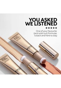 Kaksi kultaisen väristä KIKO Milano Glow Fusion -voidehighlighteria, joiden vieressä on näytepaloja ja levittimiä sekä teksti, joka ilmoittaa tuotteen paluun.
