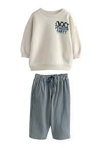 Lichte beige sweatshirt met 'Penguin Party' graphic; losse pasvorm en geribbelde halslijn. Blauwgestreepte shorts met elastische taille en trekkoord.