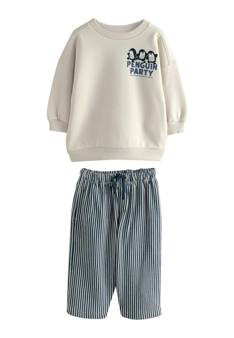 Lichte beige sweatshirt met 'Penguin Party' graphic; losse pasvorm en geribbelde halslijn. Blauwgestreepte shorts met elastische taille en trekkoord.