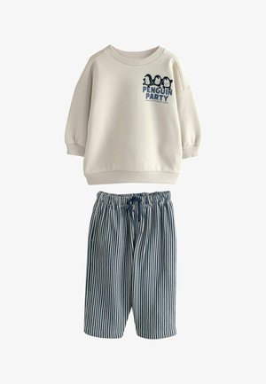 Sweatshirt i lys beige med 'Penguin Party' grafik; løs pasform og ribbet halsudskæring. Blåstribede shorts med elastisk talje og snøre.